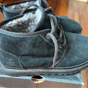 UGG Men’s Black Suede Lace-Up Chukka Boots size 8
